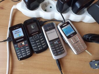 MOBILY + NABÍJEČKY + SLUCHÁTKA - 2