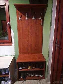 Šatní skříň a předsíňový věšák - 2