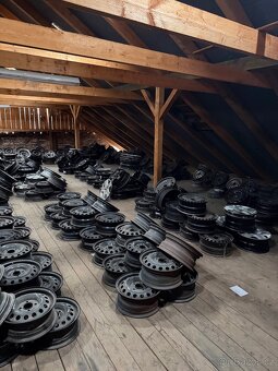 Plechové disky s použitýma pneu. - 2