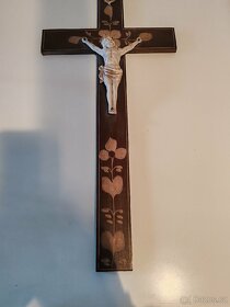 Dřevěni kříž s pocelanou soškou - 2