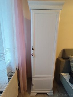 Prostorná komoda a dvě skříně - 2