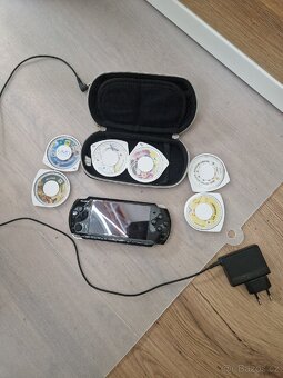 PSP v dobrém stavu + kryt + adaptér + hry - 2