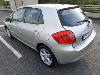 Auris. 94000km. Automatická prevodovka - 2
