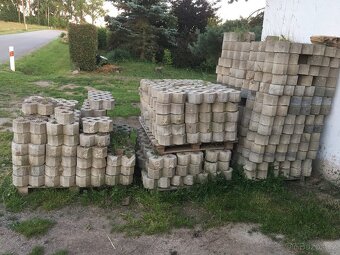 Prodám použitou zatravňovaci dlažbu 60x30x10 - 2