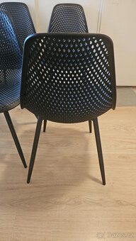 Set of 4 Plastic Chairs – Like New - 2