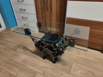 Stůl z motoru V6 - 2