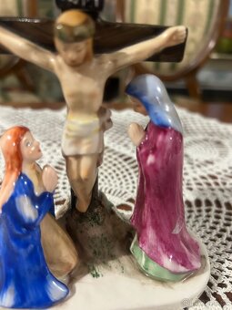 starožitná porcelánová soška – Kalvárie / Ukřižování Krista - 2