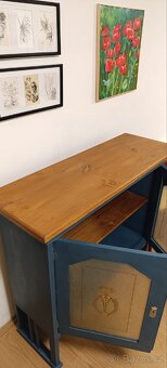 Restaurovaná skříňka - matově modrá, propracovaná - 2