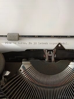 Kufříkový psací stroj Olivetti Studio 42 - 2