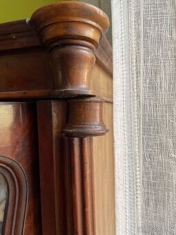 Starožitná prosklená vitrína - 2