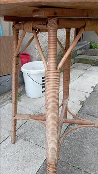 Proutěný, lehký stolek, starší - 2