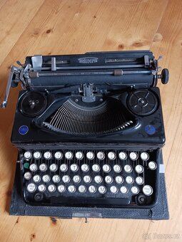 2 x PŘEDVÁLEČNÉ PSACÍ STROJE s kufříky+páska  navíc - 2