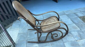 Houpaci kreslo Thonet - 2