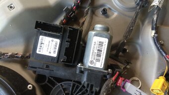 1T0959701AA motorek stahovačky okna řidiče - 2