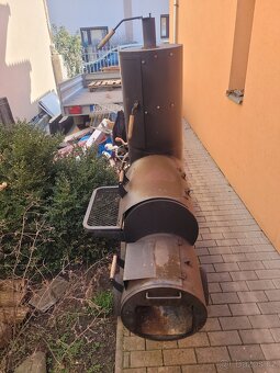 Zahradní gril s malou udírnou na douzení a ohřátí - 2