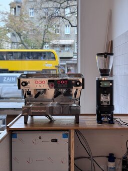 Kávovar La Marzocco Linea PB 2AV - 1 měsíc v provozu - 2