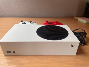 Xbox Series S + 2 ovladače - 2