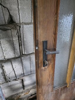 Daruji vchodové dveře. - 2