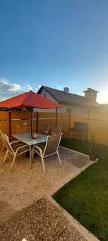 Skleněný stůl s židlemi a slunečníkem - 2