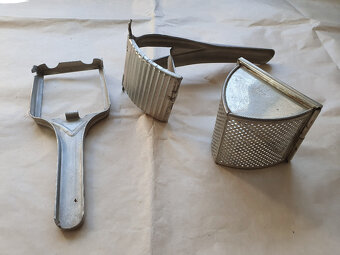 Kuchyňské síta , nůžky , lis na vařené brambory - 2