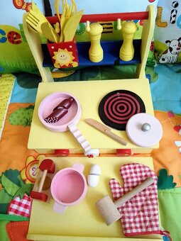 HRAČKA DŘEVĚNÁ KUCHYŇKA A DŘEV. NÁDOBÍ, ŽEHLIČKA, SOLNIČKY - 2