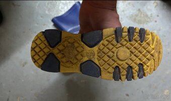 Robustní tmavě modré holínky s žlutou podrážkou (Velikost 29 - 2