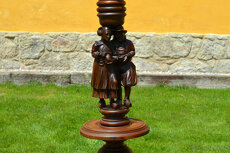 Podlahová stojací lampa s vyřezávanými figurkami - 2