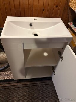 Koupelnová skřiňka s umyvadlem - 2