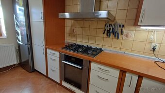 Kuchyňská linka s ledničkou a digestořem - 2