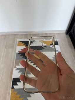 Průhledný obal na iPhone 13. - 2