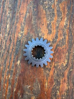 Ozubené kolečko pohon klikové hřídele spojkový koš Yamaha YZ - 2