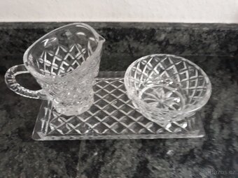 Skleněné mísy, vázy, tácy, cukřenka, konvička, popelníky, - 2