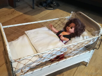 Stará kovová postýlka pro panenku - 2