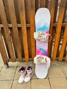 Nový snowboard s vázáním a botami - 2