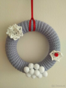 Háčkovaný věnec s medvídkem 30 cm - 2