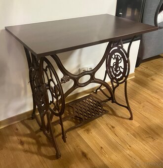 Stolek od šicího stroje s deskou - 2