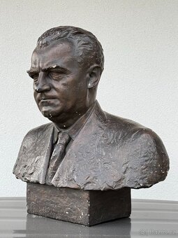 Dobová sádrová busta K. Gottwald VELKÁ - 2