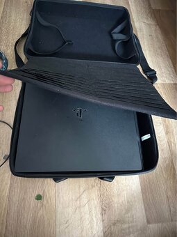 PS4 Pro 1TB + 2 ovladače + hry,sluchátka, taška - 2