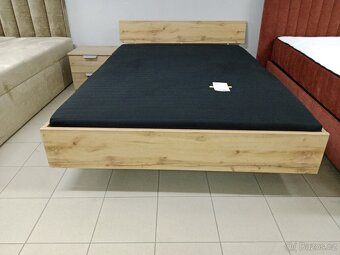Postel s nočním stolkem 140x200cm. - 2