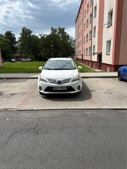 Toyota Avensis 2.2 D4D 110 kW 2012 NEPOJÍZDNÁ - 2