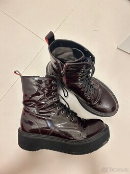 Stylové kožené boty ve vínové barvě - 2