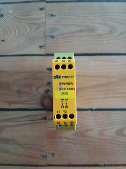 Bezpečnostní relé Pilz PNOZ x7
 - 2