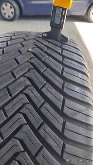 Prodám 2 x celoroční pneu Continental 235/55/18 - 2