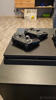 PS 4 + 2 ovladače - 2