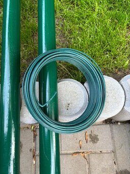 Zahradní pletivo se sloupky a drátem (cca 25m) - 2