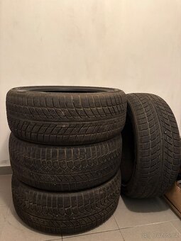 Prodám zimní pneu 235/45 R19 – 2x starší, 2x novější - 2