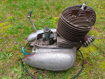 Starý motor na motocykl jawa čz typ 356 175 250 pérák - 2
