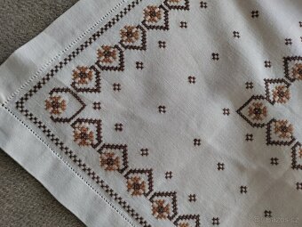 Vyšívaný ubrus s koníky - 2