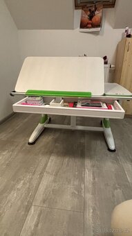 Certifikovaný rostoucí stůl s žídlí - 2