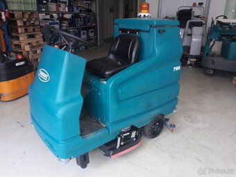 Podlahový mycí stroj Tennant 7100 Disk 80 sedící obsluha - 2